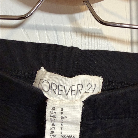 Classic Black Capri Leggings - Picture 2 of 4